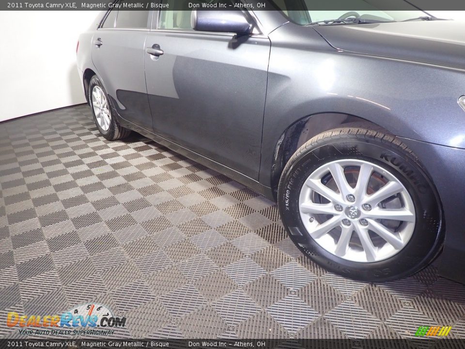 2011 Toyota Camry XLE Magnetic Gray Metallic / Bisque Photo #4