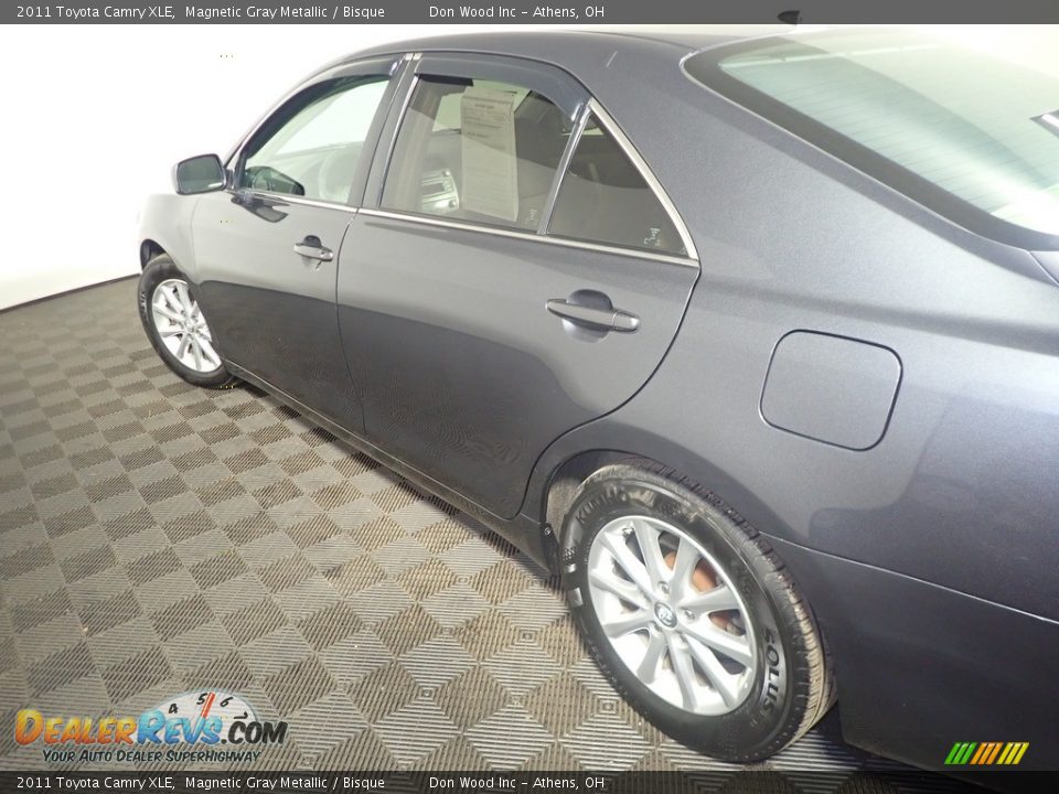 2011 Toyota Camry XLE Magnetic Gray Metallic / Bisque Photo #18