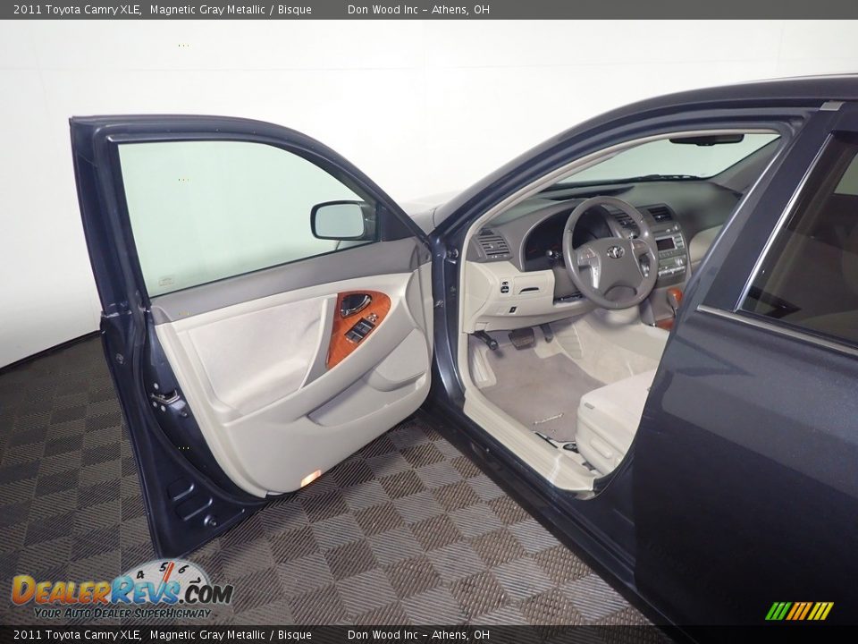 2011 Toyota Camry XLE Magnetic Gray Metallic / Bisque Photo #20