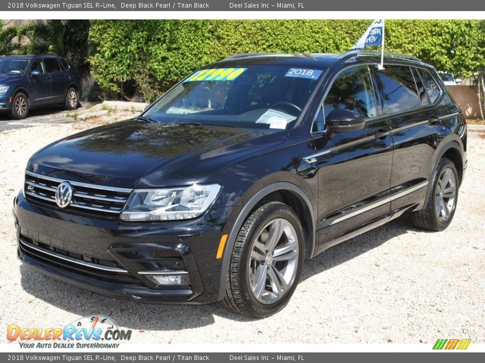 Front 3/4 View of 2018 Volkswagen Tiguan SEL R-Line Photo #4