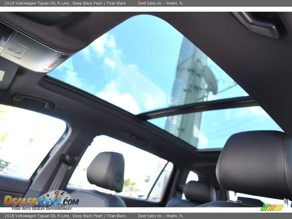 Sunroof of 2018 Volkswagen Tiguan SEL R-Line Photo #17