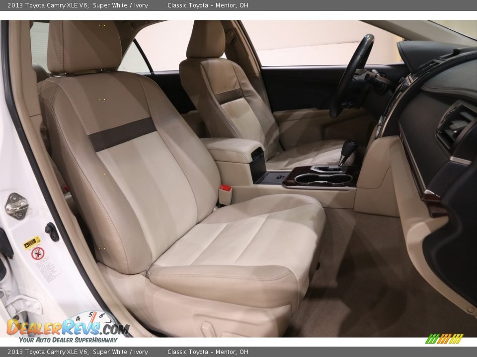 2013 Toyota Camry XLE V6 Super White / Ivory Photo #17