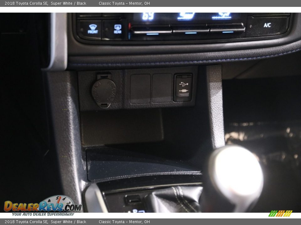 2018 Toyota Corolla SE Super White / Black Photo #13
