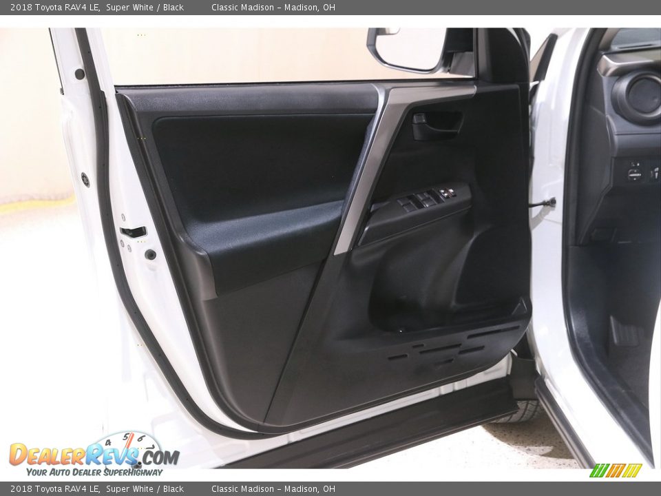 2018 Toyota RAV4 LE Super White / Black Photo #4