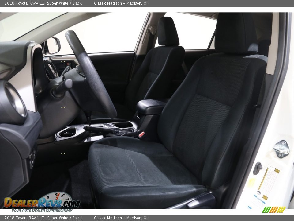 2018 Toyota RAV4 LE Super White / Black Photo #5