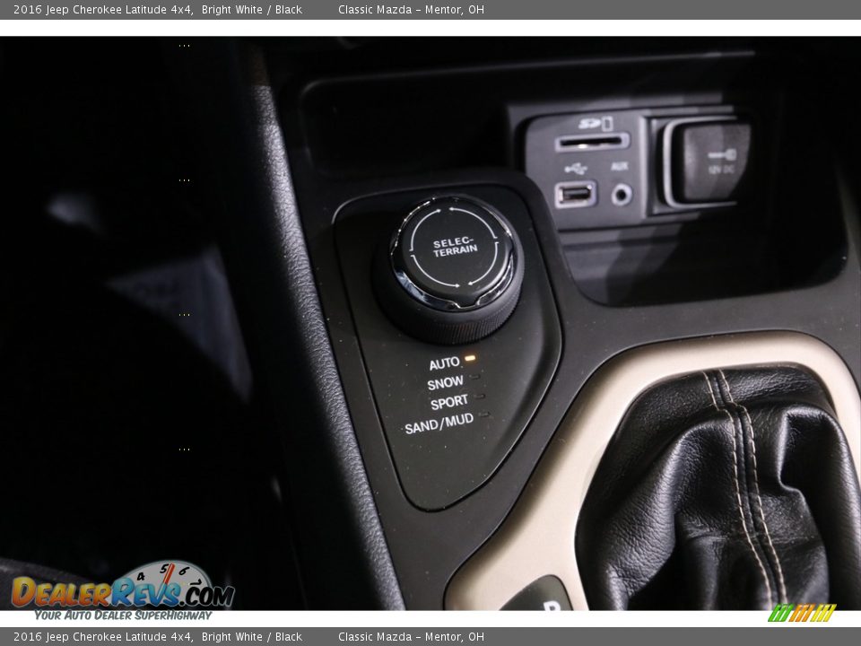 2016 Jeep Cherokee Latitude 4x4 Bright White / Black Photo #17