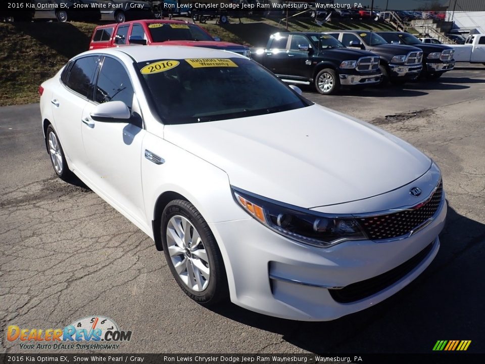 Front 3/4 View of 2016 Kia Optima EX Photo #8