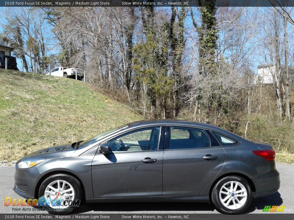 2018 Ford Focus SE Sedan Magnetic / Medium Light Stone Photo #1