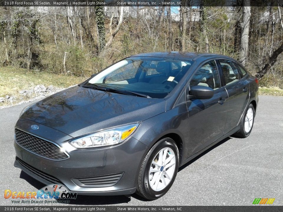 2018 Ford Focus SE Sedan Magnetic / Medium Light Stone Photo #3