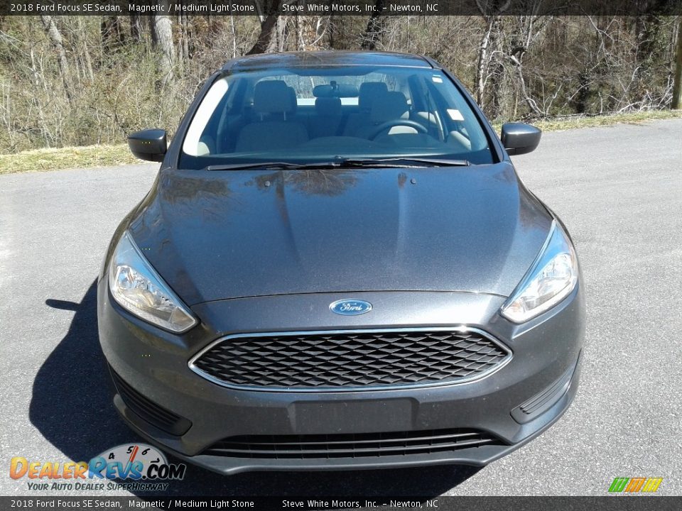 2018 Ford Focus SE Sedan Magnetic / Medium Light Stone Photo #4