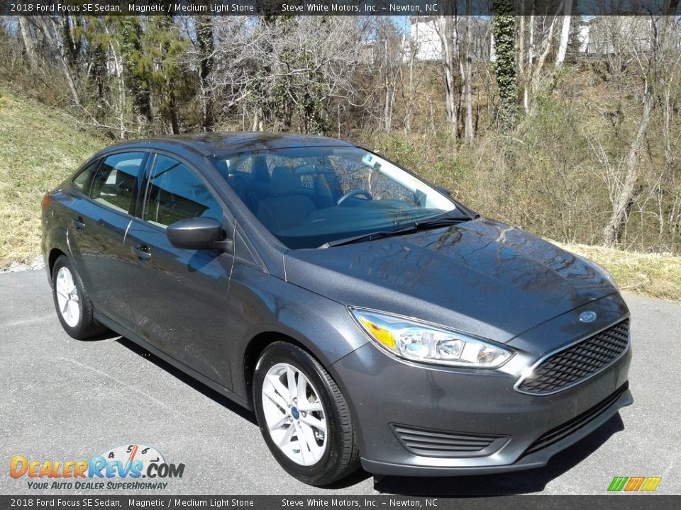 2018 Ford Focus SE Sedan Magnetic / Medium Light Stone Photo #5