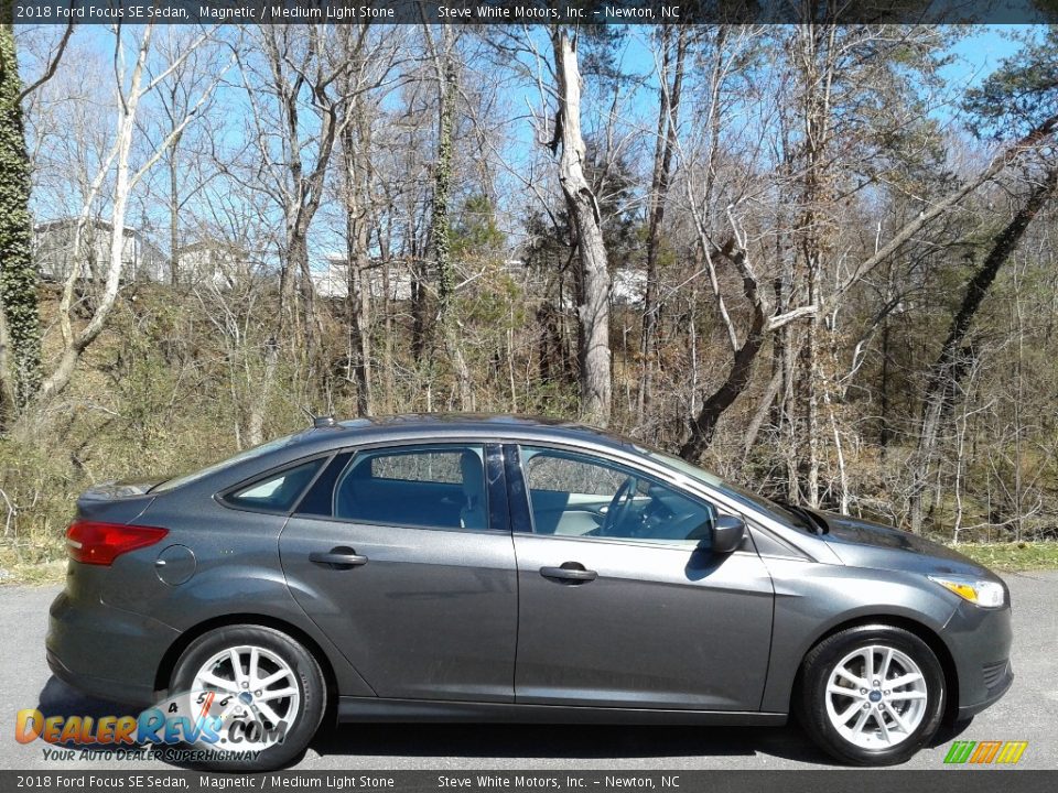 2018 Ford Focus SE Sedan Magnetic / Medium Light Stone Photo #6