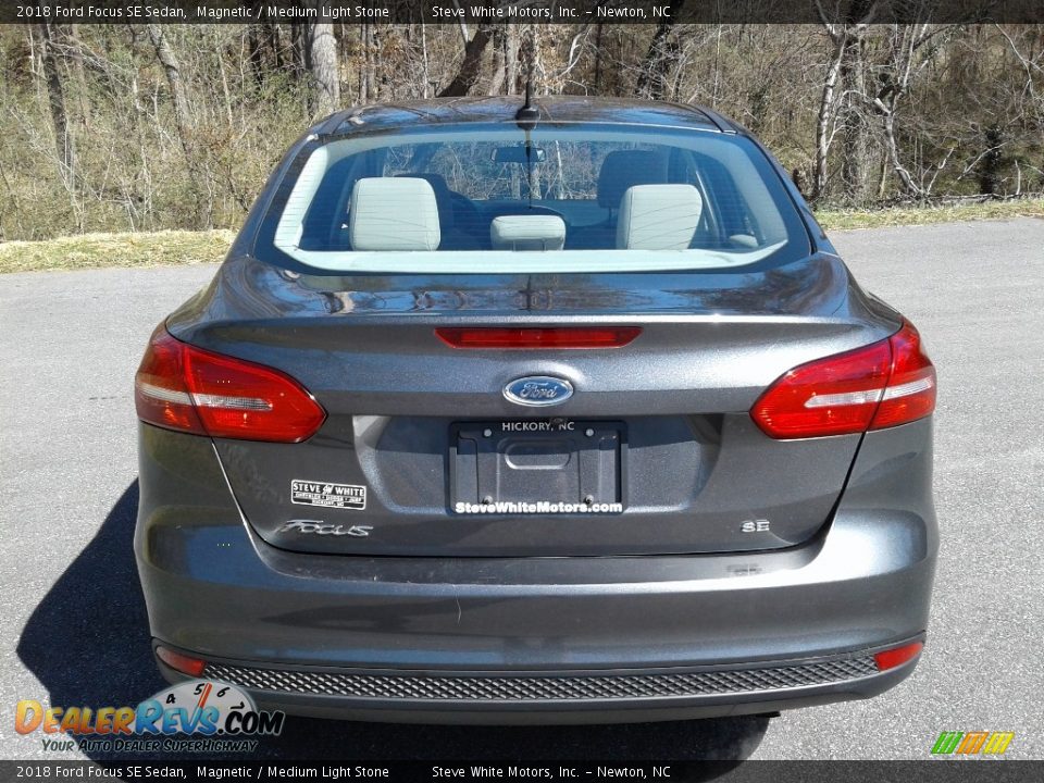 2018 Ford Focus SE Sedan Magnetic / Medium Light Stone Photo #8