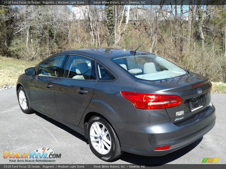 2018 Ford Focus SE Sedan Magnetic / Medium Light Stone Photo #9