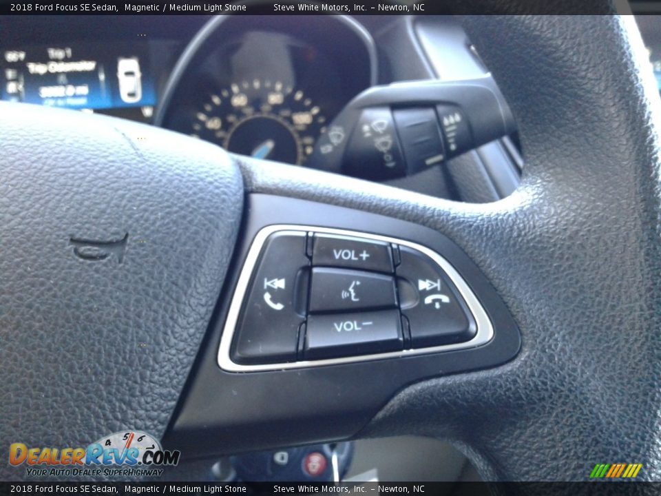 2018 Ford Focus SE Sedan Magnetic / Medium Light Stone Photo #19