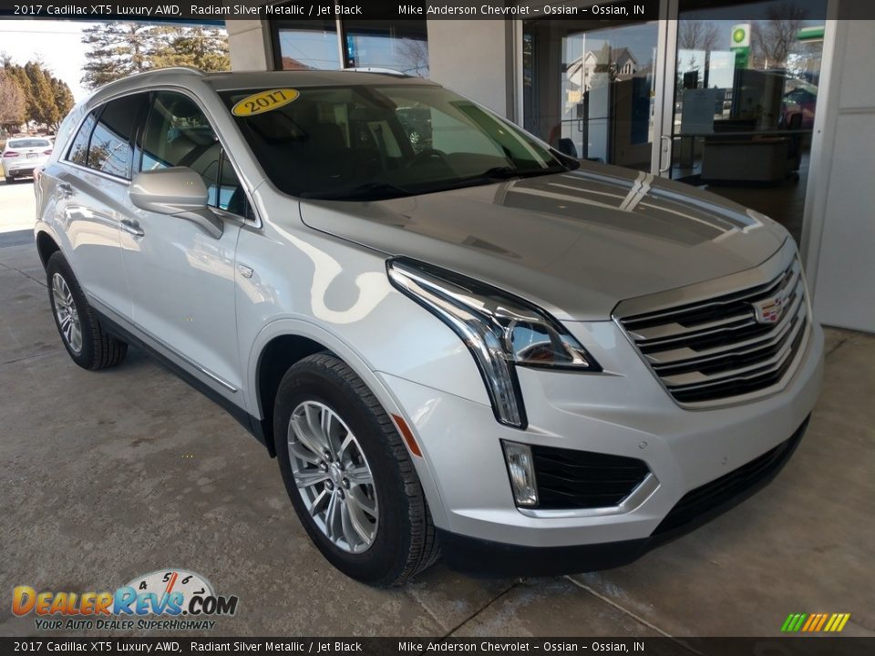 2017 Cadillac XT5 Luxury AWD Radiant Silver Metallic / Jet Black Photo #2