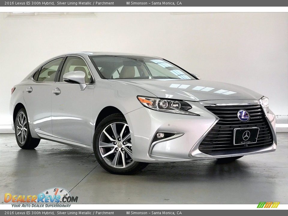 Front 3/4 View of 2016 Lexus ES 300h Hybrid Photo #34