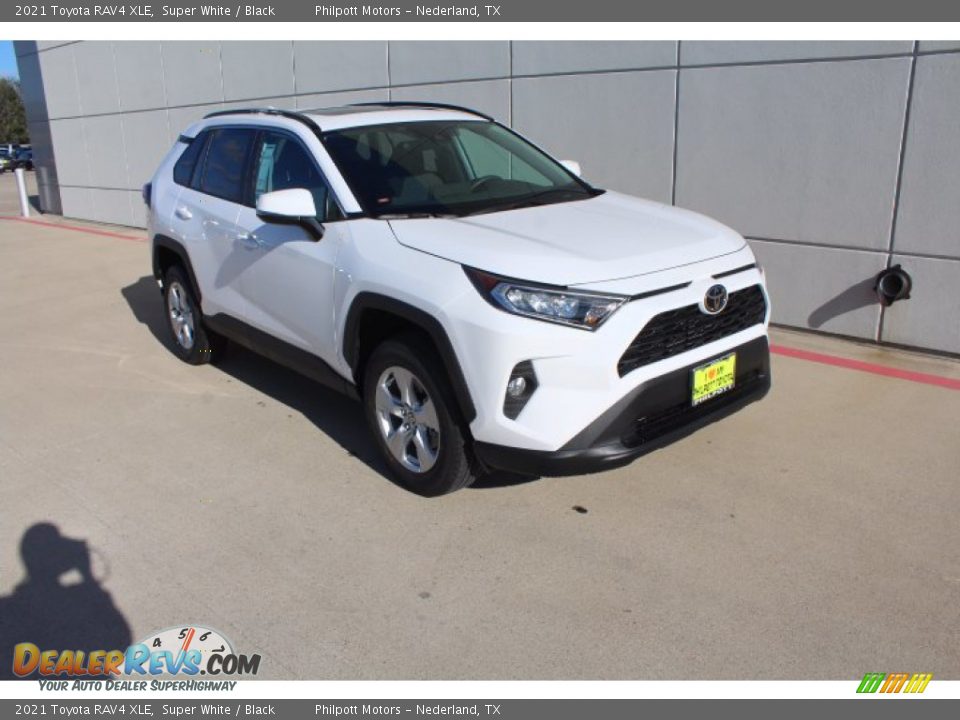 2021 Toyota RAV4 XLE Super White / Black Photo #2