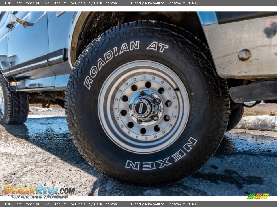 1989 Ford Bronco XLT 4x4 Medium Silver Metallic / Dark Charcoal Photo #2