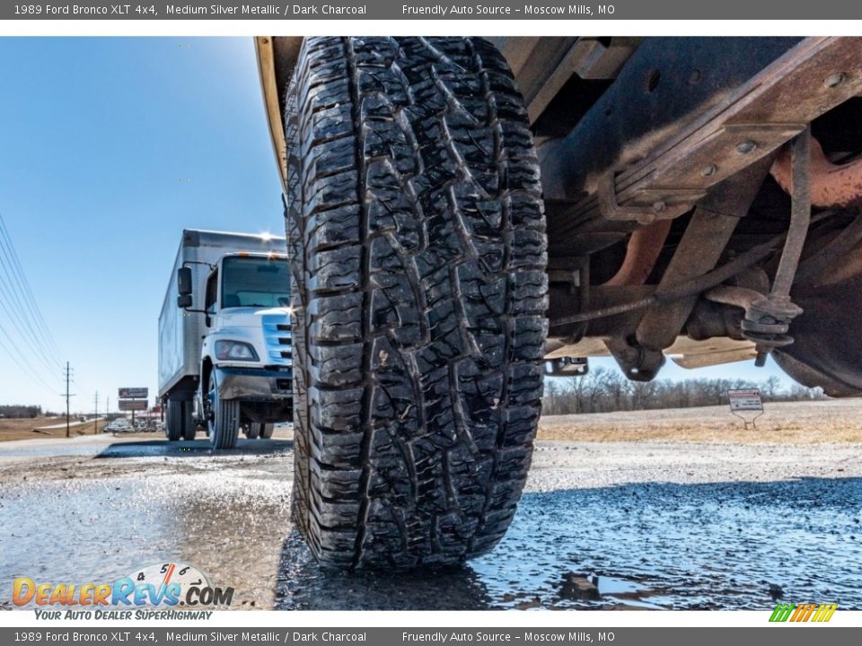 1989 Ford Bronco XLT 4x4 Medium Silver Metallic / Dark Charcoal Photo #12