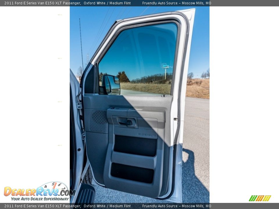 2011 Ford E Series Van E150 XLT Passenger Oxford White / Medium Flint Photo #27