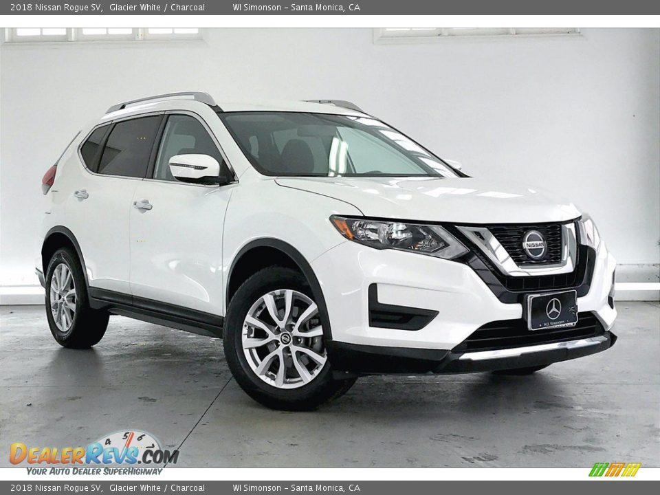Front 3/4 View of 2018 Nissan Rogue SV Photo #33
