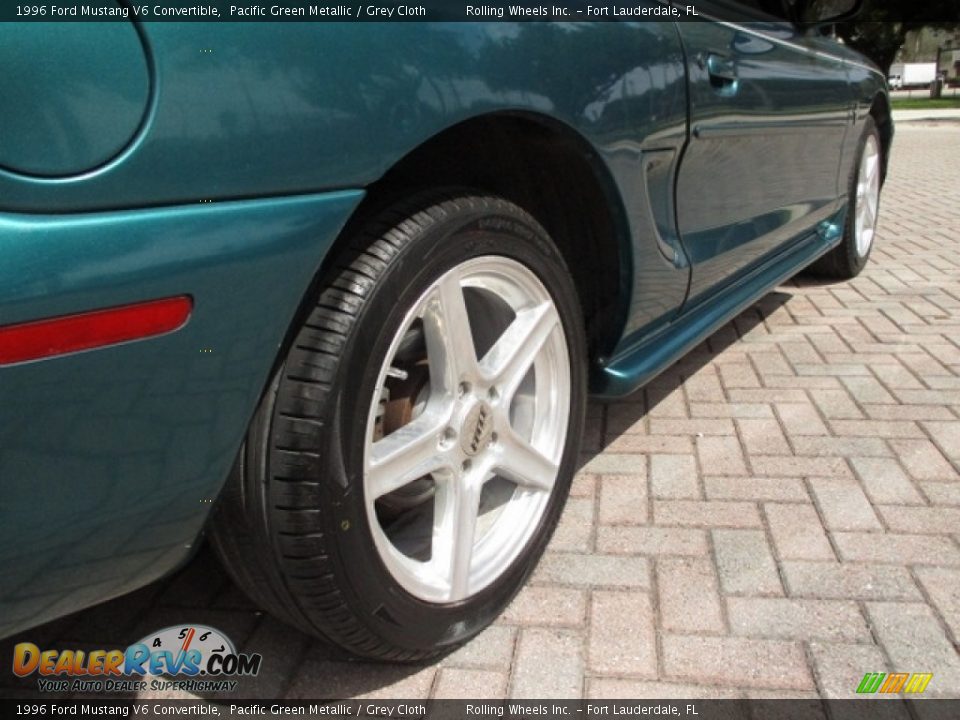 1996 Ford Mustang V6 Convertible Pacific Green Metallic / Grey Cloth Photo #17