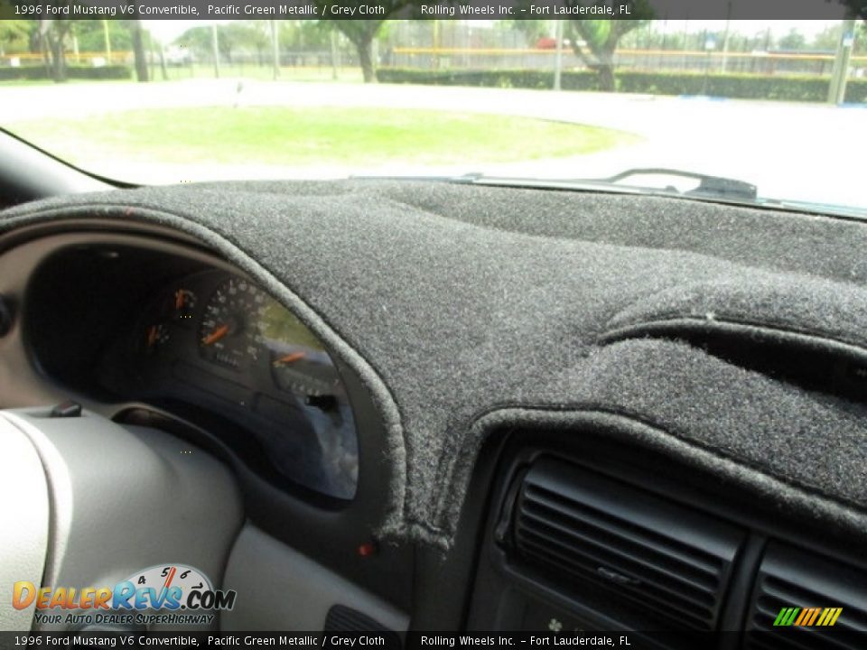 1996 Ford Mustang V6 Convertible Pacific Green Metallic / Grey Cloth Photo #20