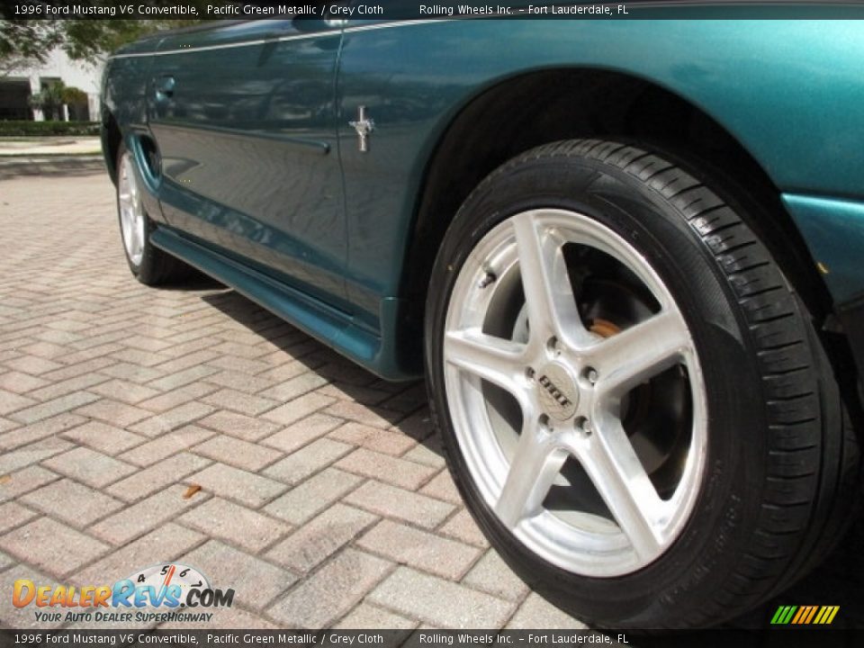 1996 Ford Mustang V6 Convertible Pacific Green Metallic / Grey Cloth Photo #24