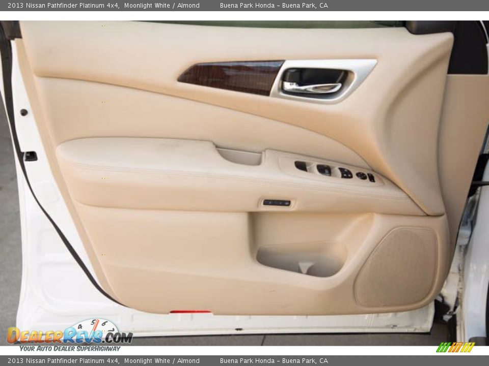 2013 Nissan Pathfinder Platinum 4x4 Moonlight White / Almond Photo #29