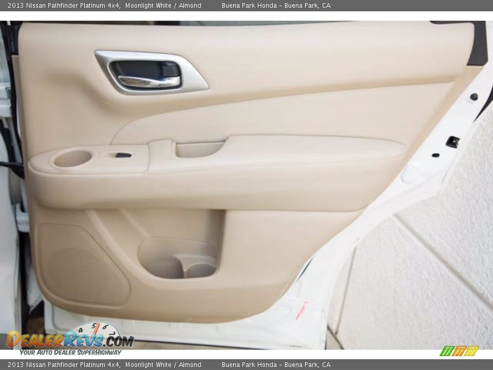 2013 Nissan Pathfinder Platinum 4x4 Moonlight White / Almond Photo #32