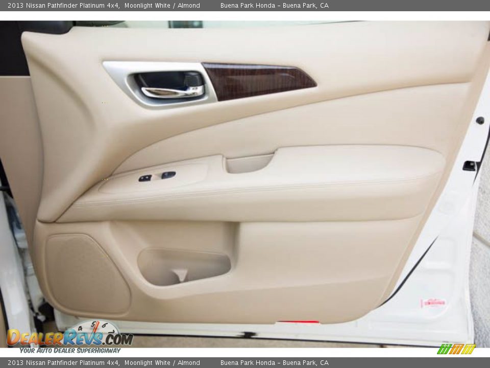 2013 Nissan Pathfinder Platinum 4x4 Moonlight White / Almond Photo #33