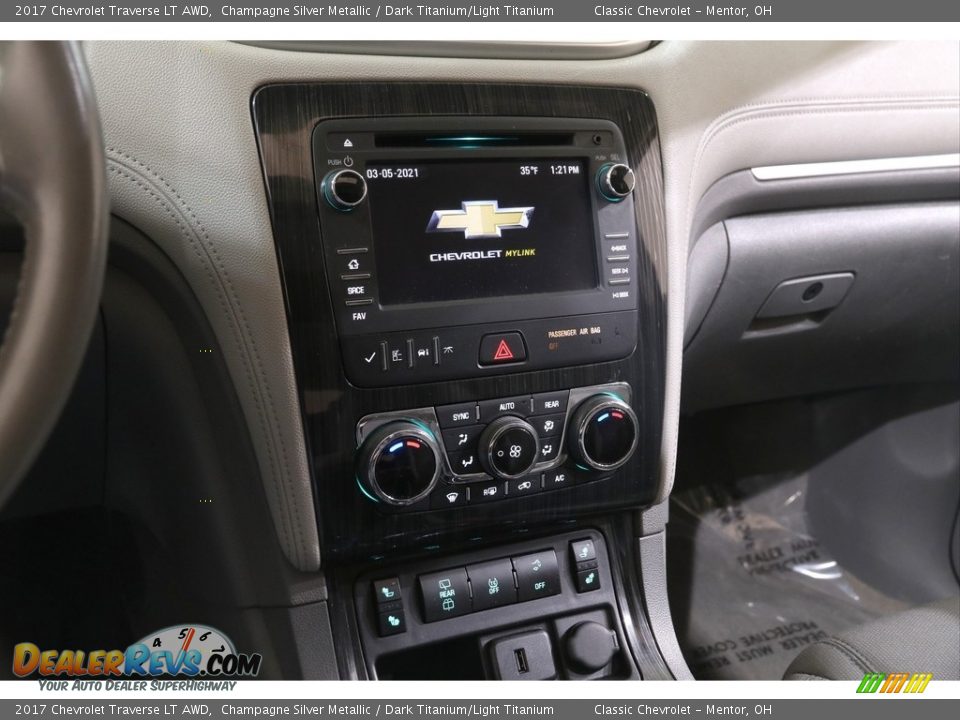2017 Chevrolet Traverse LT AWD Champagne Silver Metallic / Dark Titanium/Light Titanium Photo #9