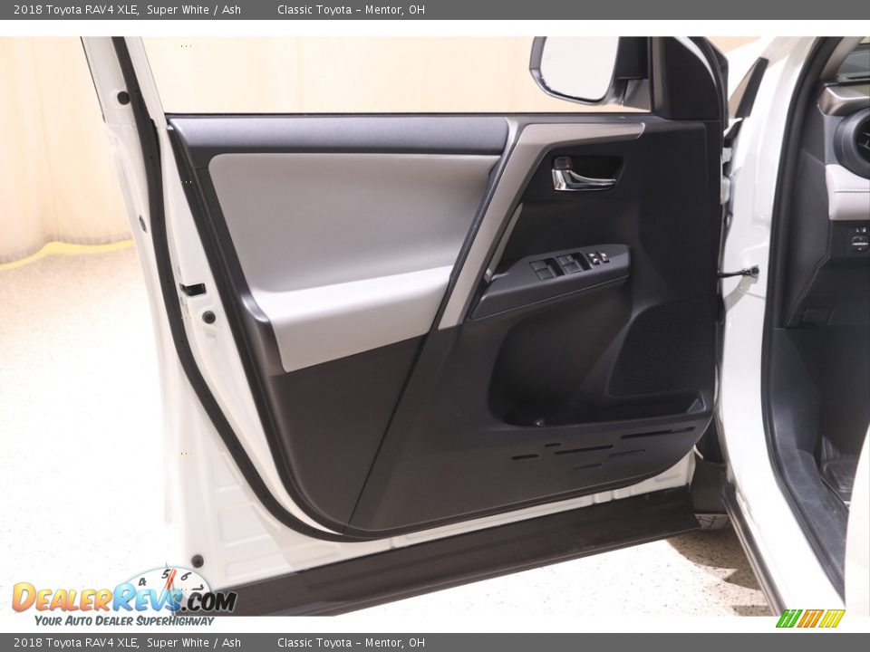 2018 Toyota RAV4 XLE Super White / Ash Photo #4