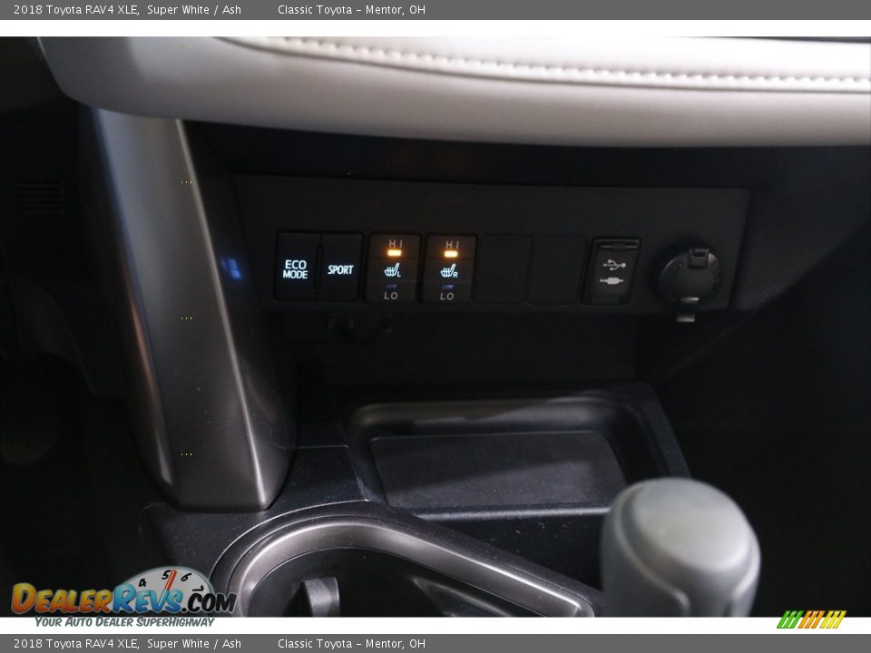 2018 Toyota RAV4 XLE Super White / Ash Photo #14