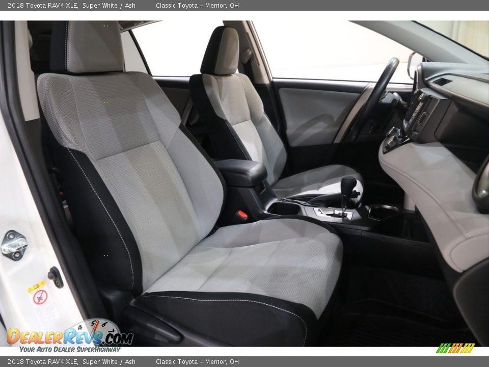2018 Toyota RAV4 XLE Super White / Ash Photo #16