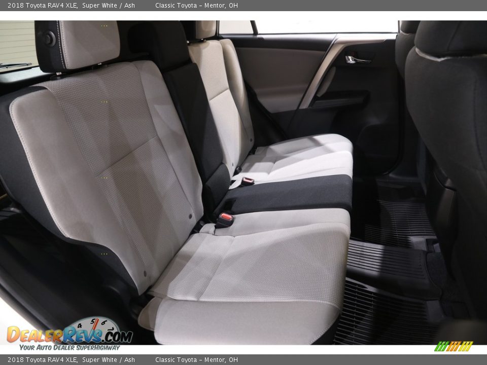 2018 Toyota RAV4 XLE Super White / Ash Photo #17