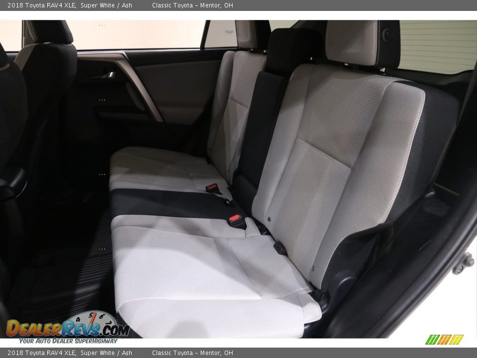 2018 Toyota RAV4 XLE Super White / Ash Photo #18
