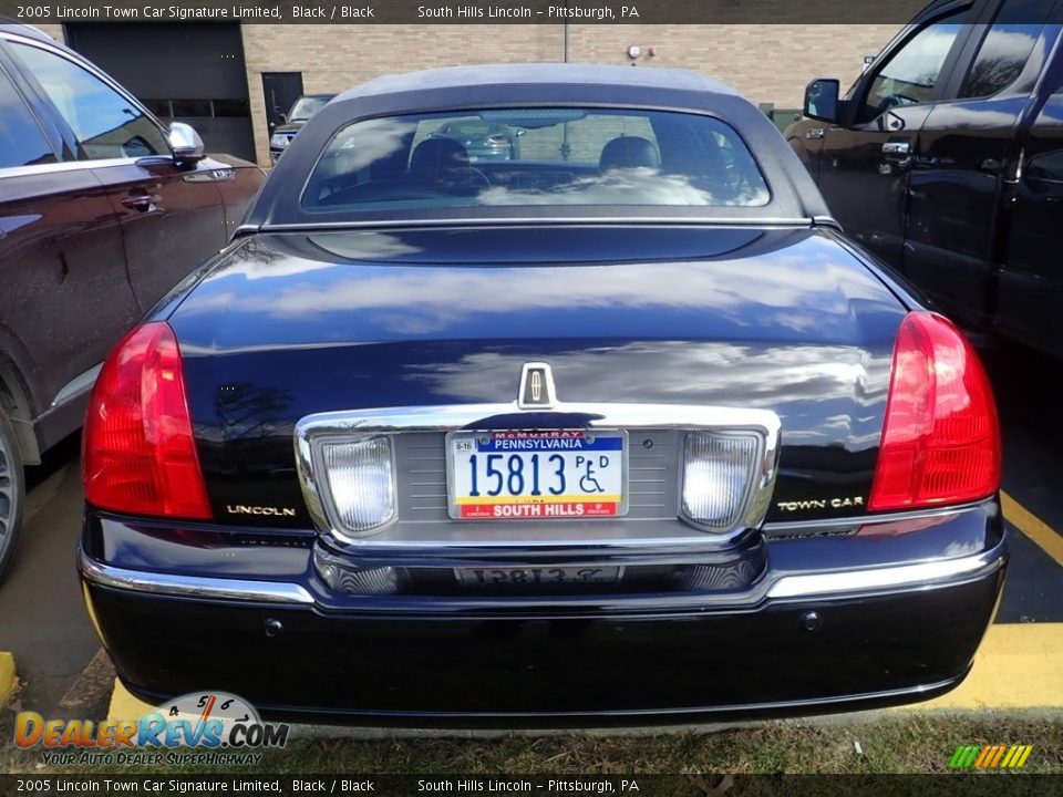 2005 Lincoln Town Car Signature Limited Black / Black Photo #3