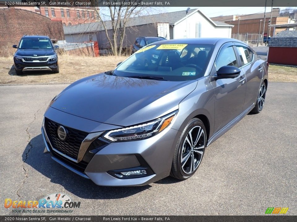 Front 3/4 View of 2020 Nissan Sentra SR Photo #5