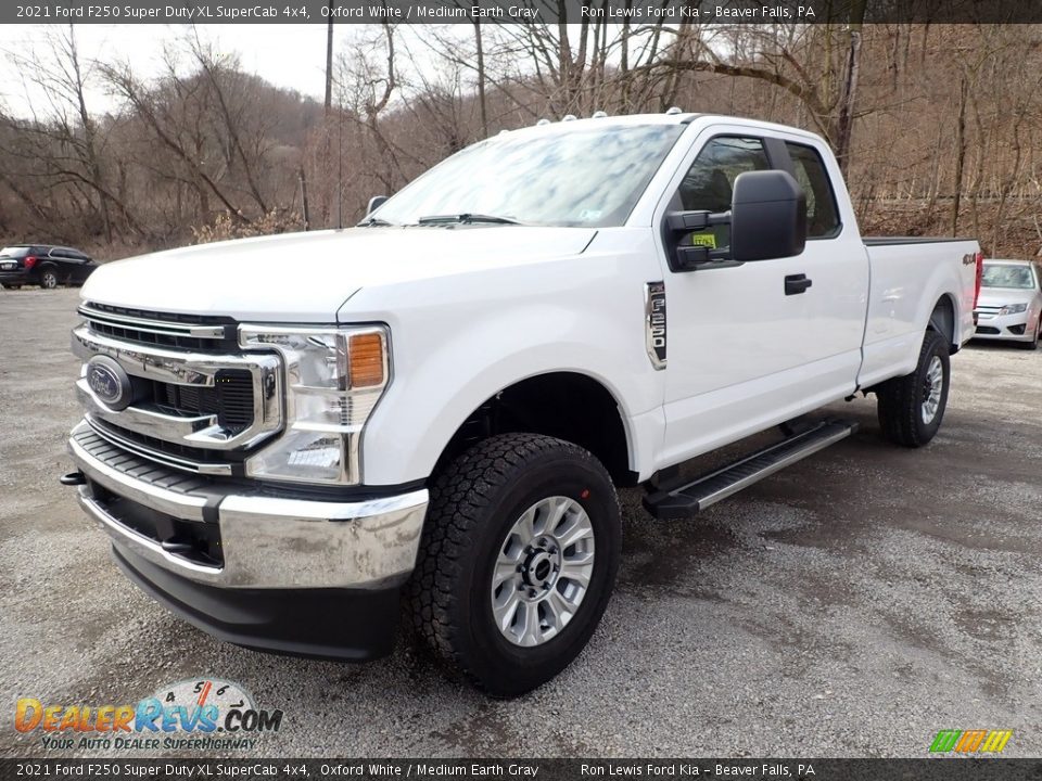 2021 Ford F250 Super Duty XL SuperCab 4x4 Oxford White / Medium Earth Gray Photo #5