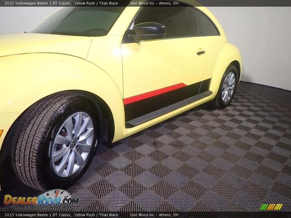 2015 Volkswagen Beetle 1.8T Classic Yellow Rush / Titan Black Photo #11