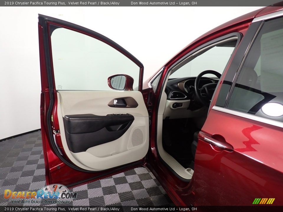 2019 Chrysler Pacifica Touring Plus Velvet Red Pearl / Black/Alloy Photo #32
