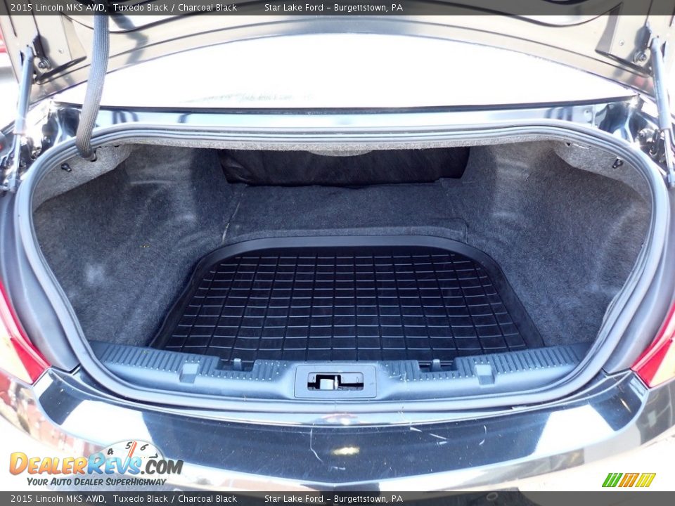 2015 Lincoln MKS AWD Trunk Photo #12