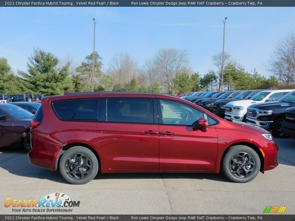 2021 Chrysler Pacifica Hybrid Touring Velvet Red Pearl / Black Photo #4