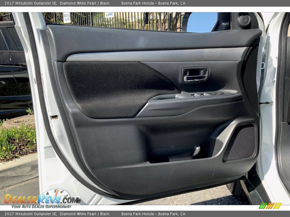 Door Panel of 2017 Mitsubishi Outlander SE Photo #21