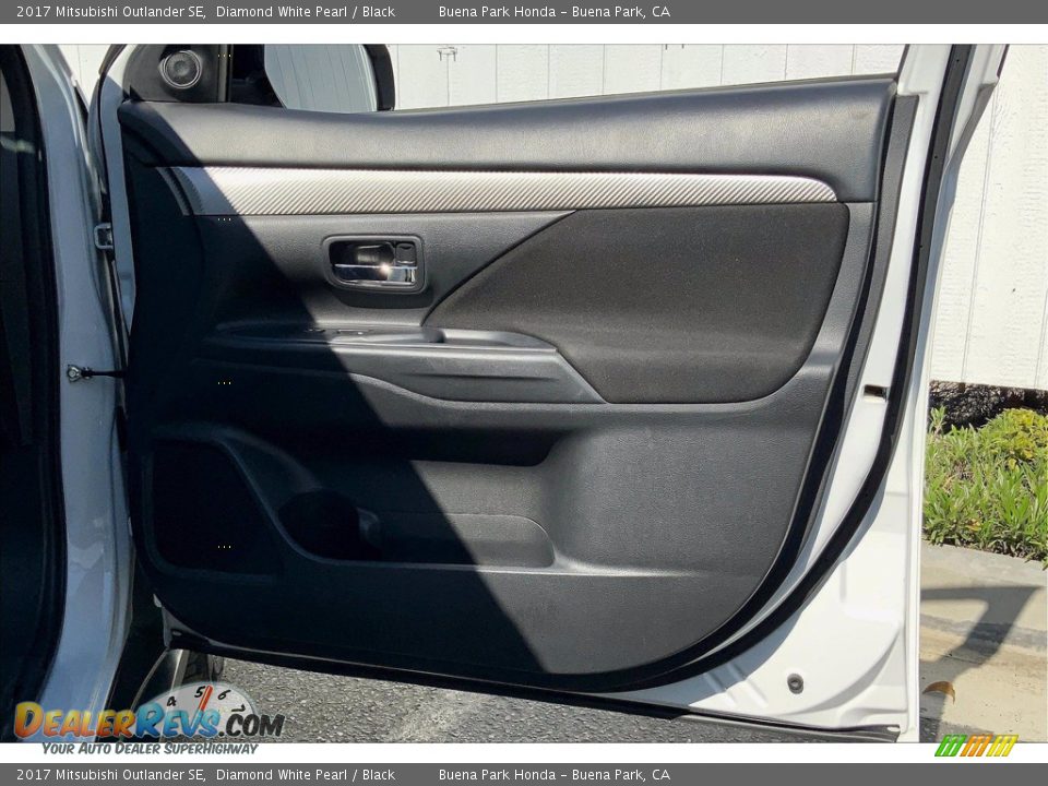 Door Panel of 2017 Mitsubishi Outlander SE Photo #22