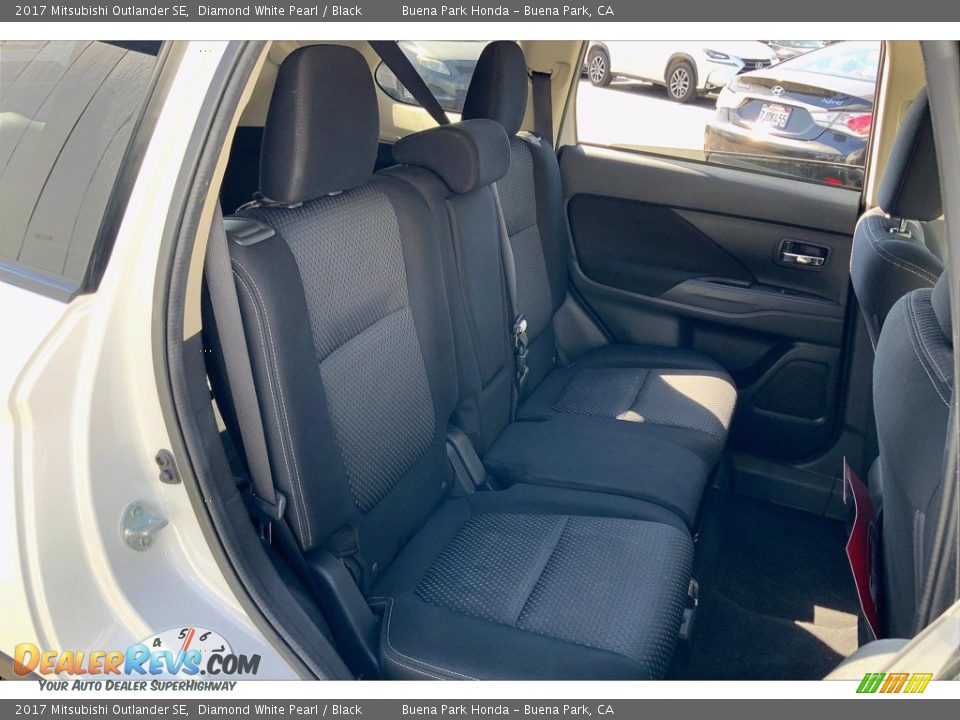 Rear Seat of 2017 Mitsubishi Outlander SE Photo #25