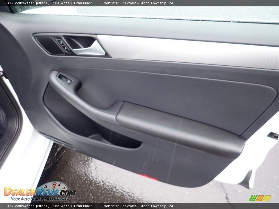 Door Panel of 2017 Volkswagen Jetta SE Photo #17