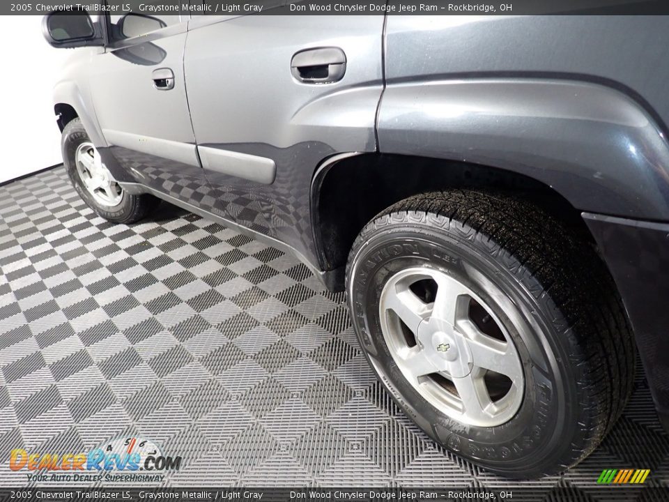 2005 Chevrolet TrailBlazer LS Graystone Metallic / Light Gray Photo #9